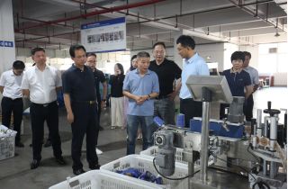 湖(hú)南(nán)省工(gōng)信廳副廳長(cháng)楊親鵬一(yī)行(xíng)深入湖(hú)南(nán)萌恒走訪調研