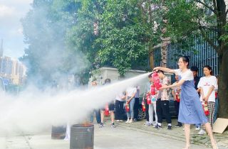 人(rén)人(rén)都(dōu)會(huì)“用(yòng)”，防患于未“燃”|滅火(huǒ)器(qì)實操演練