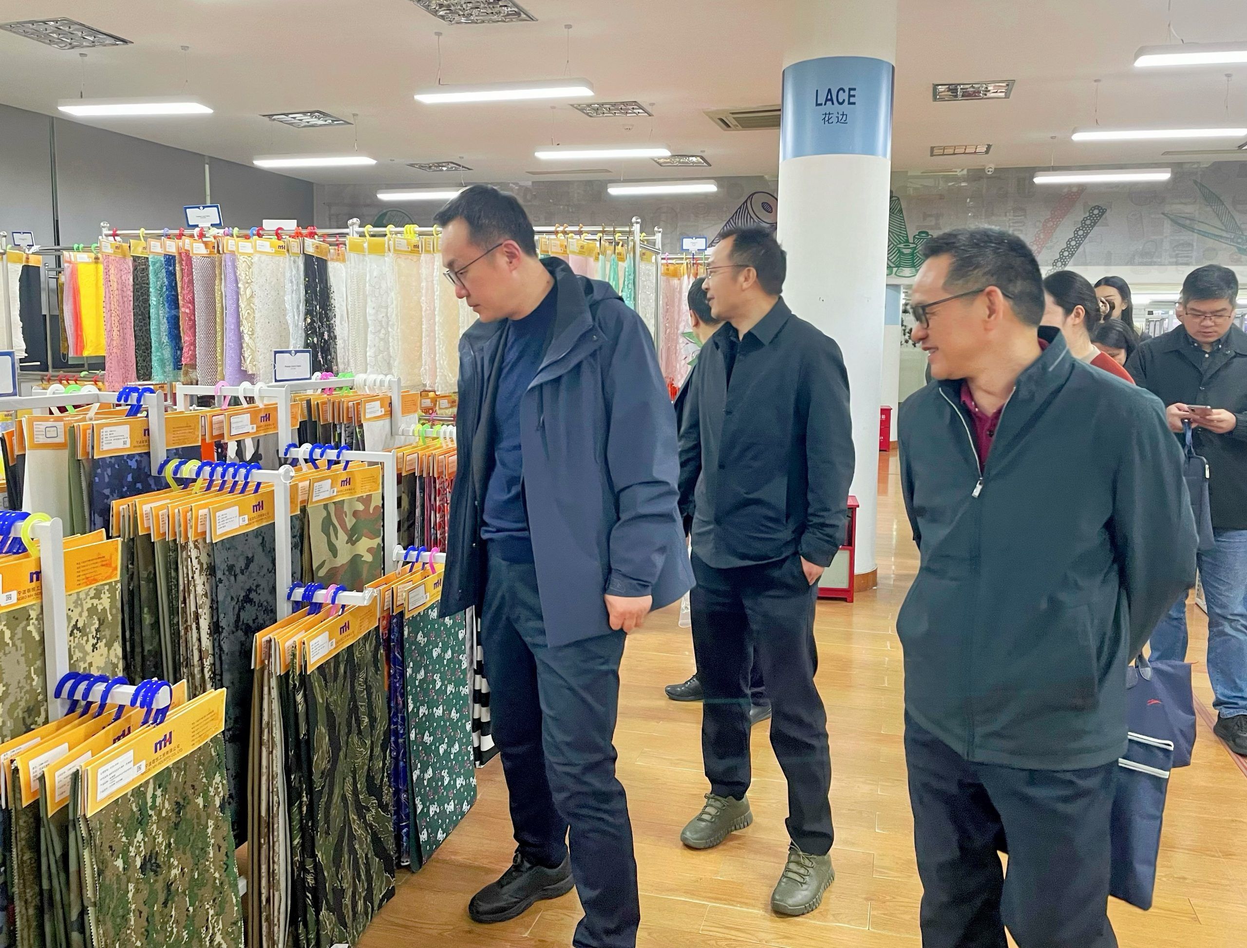 中國(guó)對(duì)外(wài)貿易中心副主任蘇斌一(yī)行(xíng)莅臨萌恒走訪調研