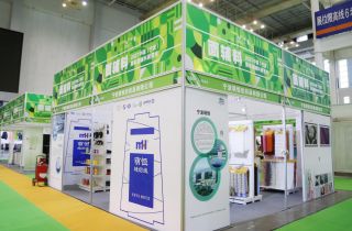 甯波市(shì)委副書(shū)記、市(shì)長(cháng)裘東(dōng)耀一(yī)行(xíng)領導莅臨2021甯波時(shí)尚節萌恒縫紉線展位 | 甯波萌恒風(fēng)華紡織品有(yǒu)限公司榮獲時(shí)尚甯波新智造獎