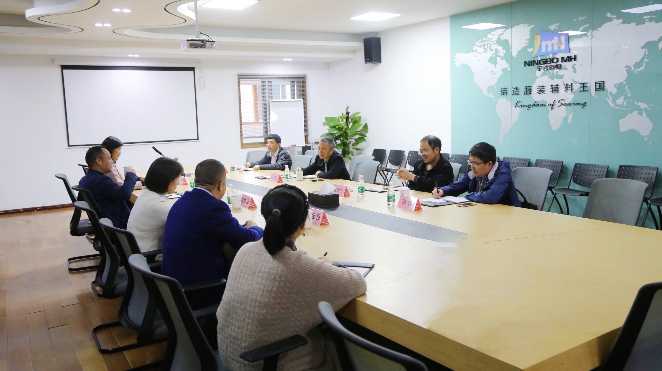 甯波市(shì)保稅區(qū)管委會(huì)陸志(zhì)孟主任一(yī)行(xíng)莅臨萌恒走訪調研